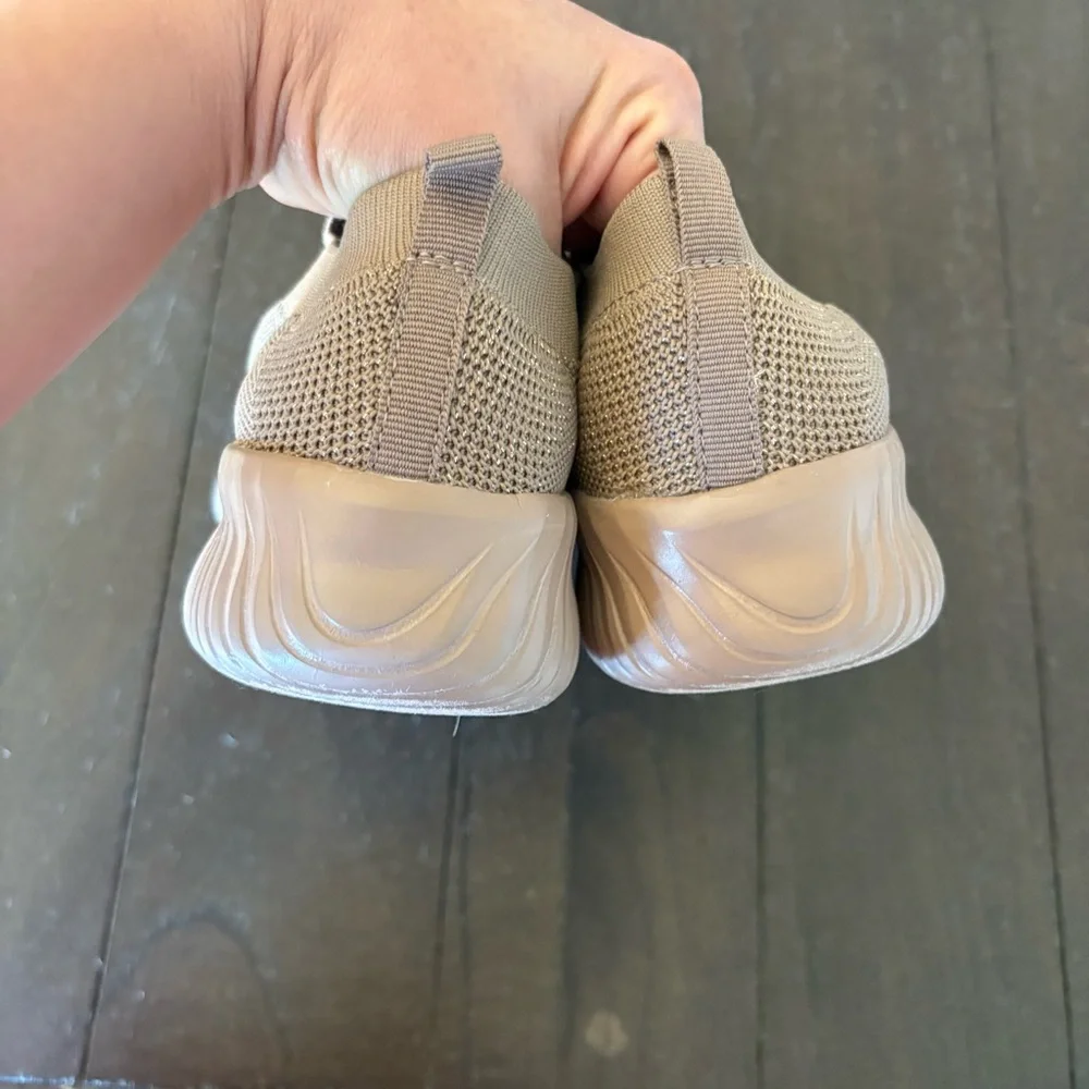 Qupid Beige Textured Lightweight Slip On Sneakers Shoes Women’s‎ Size 6